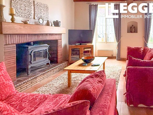 Maison traditionnelle indépendante de 4 chambres au cœur d'un village, avec jardin et piscine
