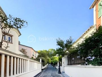 Maison traversante avec terrasse arborée