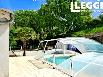 Maison très spacieuse de 6 chambres à coucher avec un grand jardin boisé et une piscine avec couverture