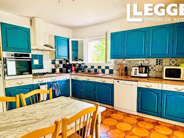 Maison très spacieuse de 6 chambres à coucher avec un grand jardin boisé et une piscine avec couverture
