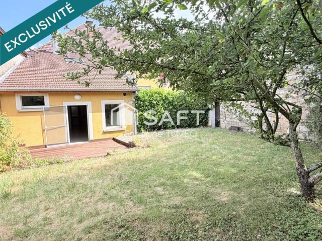 Maison triplex avec jardin, garage et stationnement à Poligny