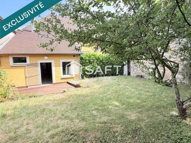 Maison triplex avec jardin, garage et stationnement à Poligny
