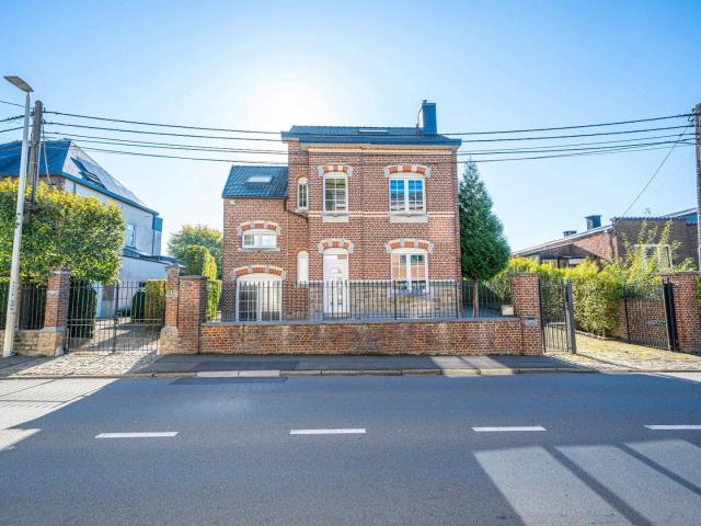 Maison trois chambres avec caves, terrasse, jardin et garage