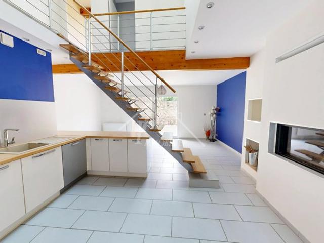 Maison trois chambres, garage et cour