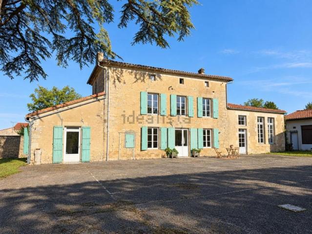 Maison, Tusson
