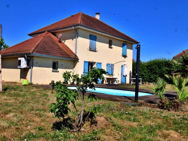 Maison Type 6 121,14 m2 habitables Terrain 923 m2 Garage Piscine