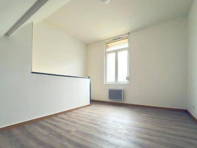 Maison type 2 de 32 m2 habitable. Proximité des facultés de médecine,CHU,centre ville, cuisine ouverte sur un grand séjour. sdb,1 chambre au étage