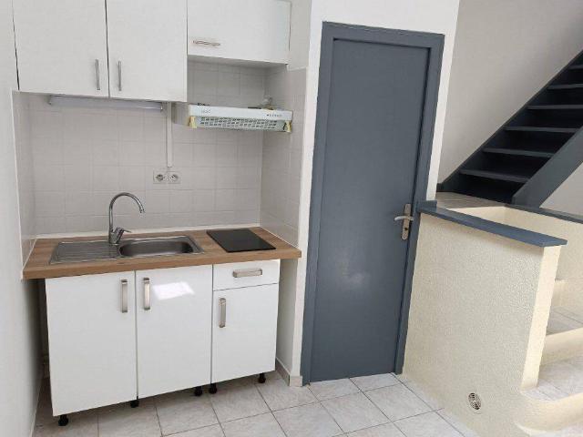 Maison type 2 de 32 m2 habitable. Proximité des facultés de médecine,CHU,centre ville, cuisine ouverte sur un grand séjour. sdb,1 chambre au étage