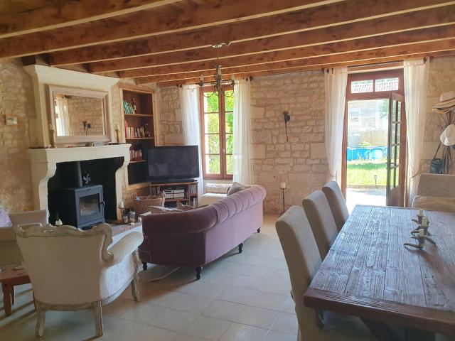 Maison type charentaise avec beaucoup de cachet et de caract. 143m² Bresdon