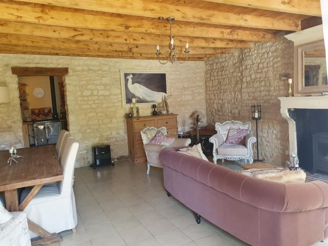 Maison type charentaise avec beaucoup de cachet et de caract. 143m² Bresdon
