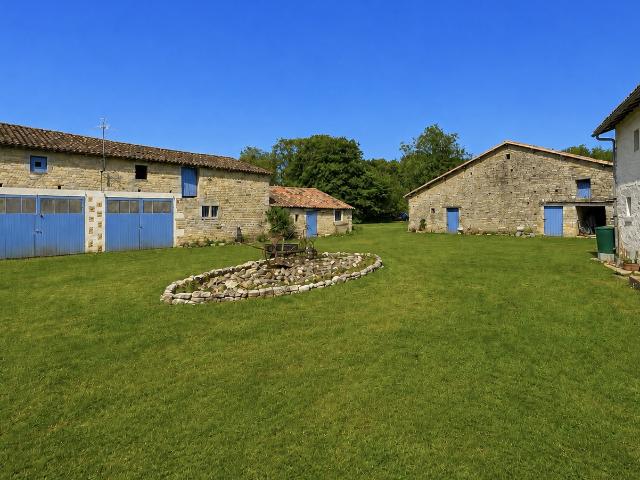 maison type longère 179m2 terrain 1ha garages et granges