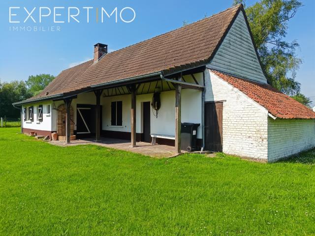 Maison typique sur plus de 3 700 m2 de terrain clos et arbor. 92m² Favières