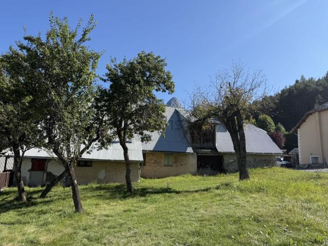 Maison, Uvernet Fours