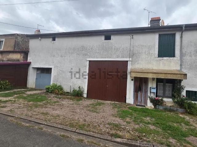 Maison, Voisey