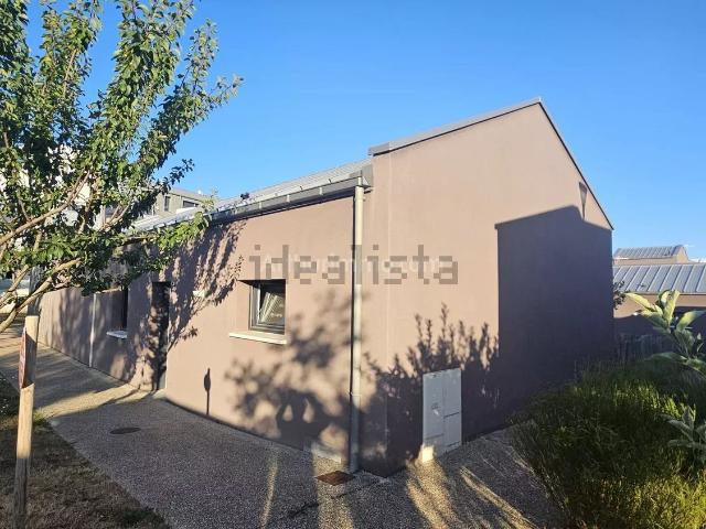 Maison, Verson