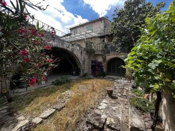 Maison vigneronne avec jardinet, terrasses et dépendances