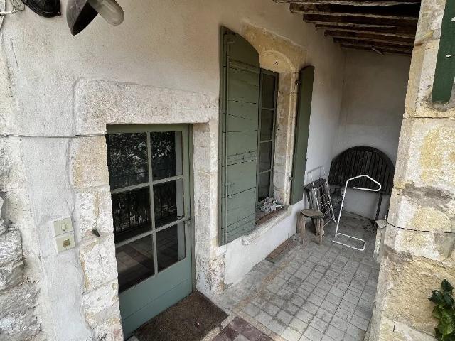 Maison vigneronne avec jardinet, terrasses et dépendances