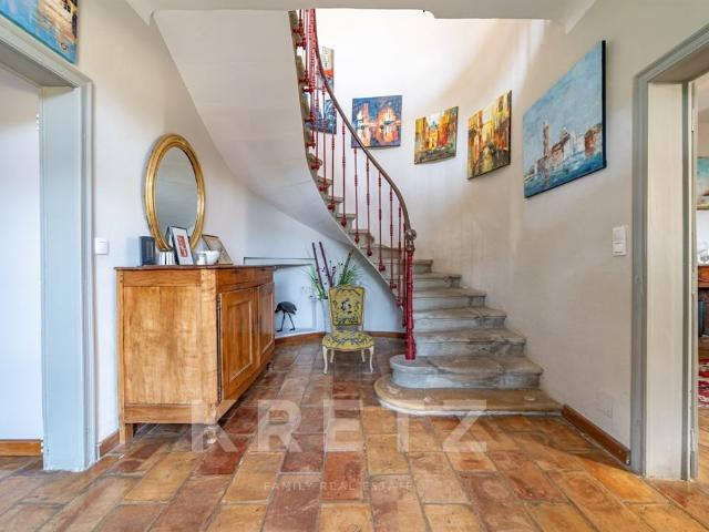 Maison vigneronne en pierre avec piscine, 5 chambres, à 20 m. 283m² Générac