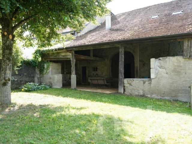 Maison villageoise avec grange et jardin à rénover