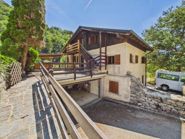 Maison villageoise de 3 appartements 2x 3.5 pces et 1x 2.5 pces au calme absolu