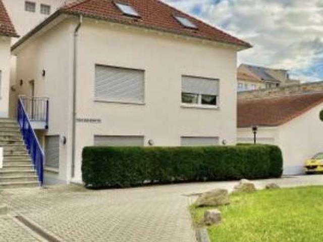 MAISONETTE MIT DACHBALKON, EINBAUKÜCHE, STELLPLATZ IN EINER DUPLEXGARAGE