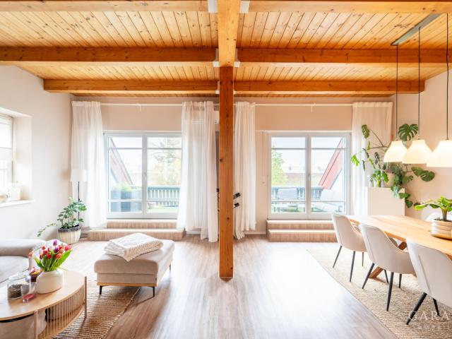 Maisonette mit Sichtdachstuhl, Klimaanlage, großer Terrasse & 5 Zimmer Potenzial in Neutraubling