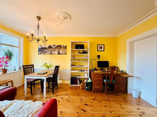 Maisonette Altbauwohnung, ruhig, zentral, Aussicht, ausgeb. Bühne