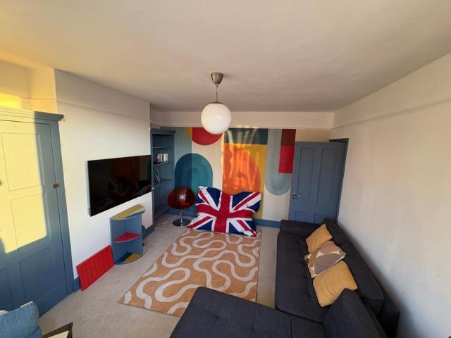 Maisonette in safe, leafy and leafy Ealing W7