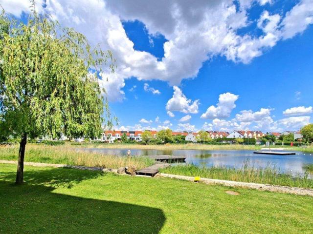 Maisonettewohnung im Stile eines Reihenhauses mit Eigengarten, Terrasse & Balkon plus Badeteich Zugangsmöglickeit