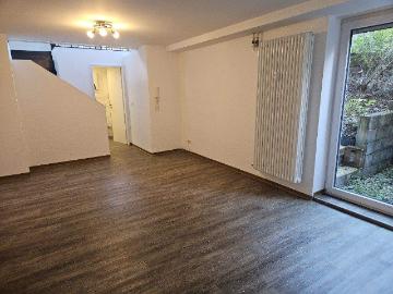 Maisonettewohnung mit Terrasse, Garten und PKW Stellplatz, ab sofort frei!