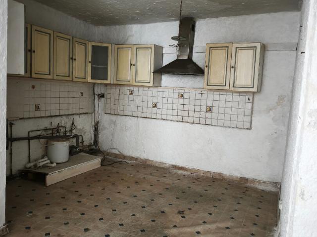 Maisonnette à rénover sur 3 niveaux en plein coeur du centre ville historique de la Charité sur Loire 58400