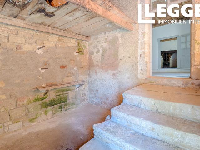 Maisonnette du 15ème/16ème siècle à restaurer entièrement dans un village historique à proximité d'un château