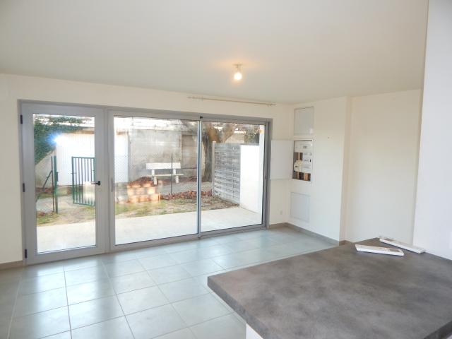 MAISONNETTE MITOYENNE BORD DE RHONE