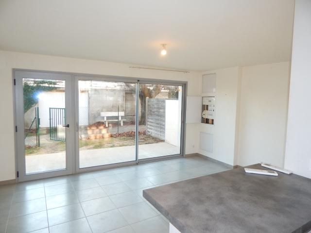 MAISONNETTE MITOYENNE BORD DE RHONE