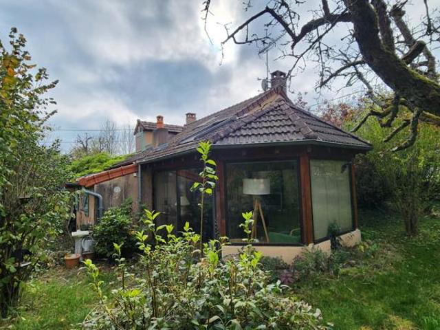 Maisonnette refuge de 2 chambres, dans un écrin végétal proche des commodités, doublée d'un potentiel de division parcellaire