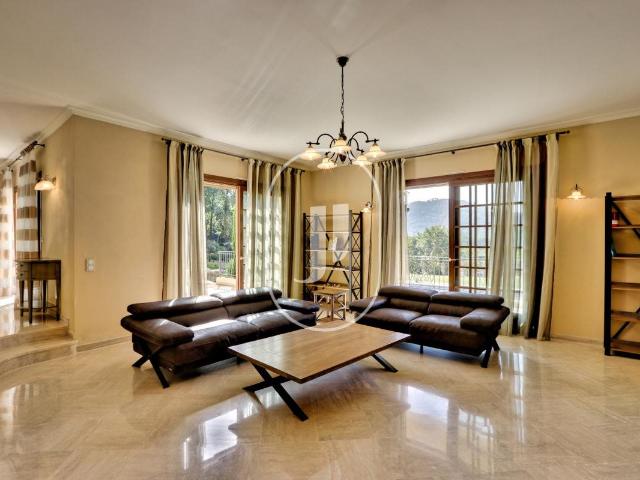 Belles propriété avec 3 maisons, piscine et tennis à rénover. 765m² La Garde Freinet