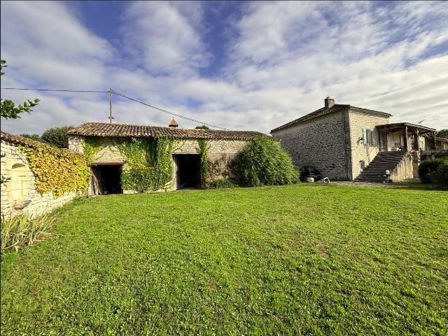 Maisons de village avec dépendances et puits sur 1331 m² de. 117m² Lauzerte