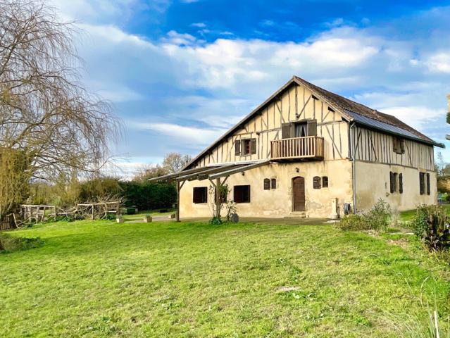 Maisons en pierres avec piscine et superbes vues