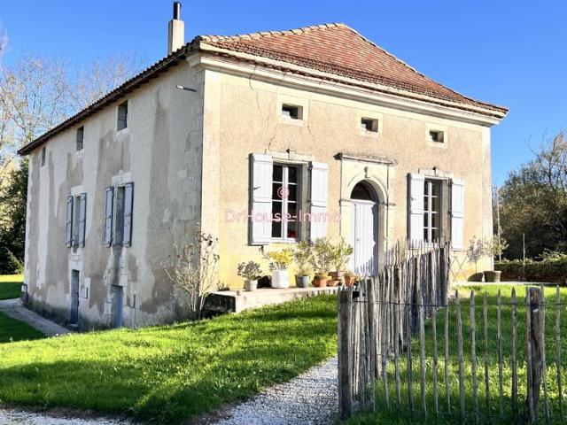 Maisons, 6 gîtes, étang, piscine sur terrain 2,2 hectares