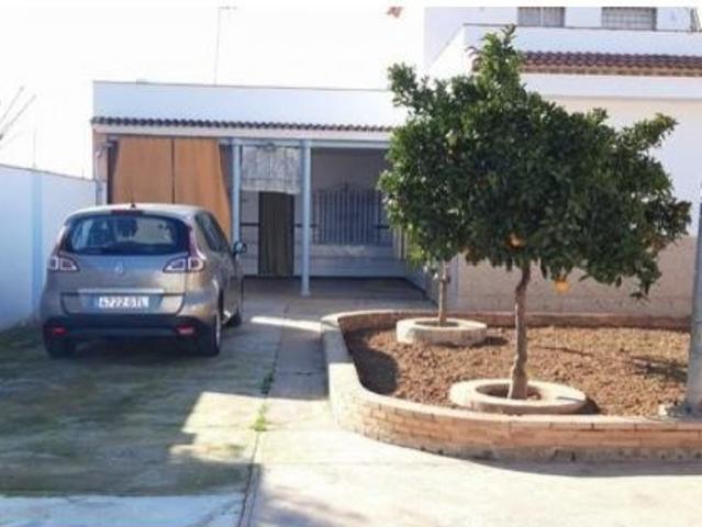 MAJANEQUE Solar de 850 m2 con casa de unos 200m Agua potable, luz, alcantarillado