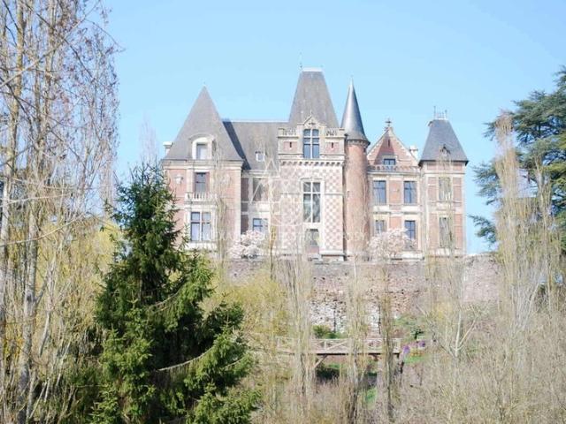 Majestueux château de style Renaissance perché sur un rocher en Suisse Normande