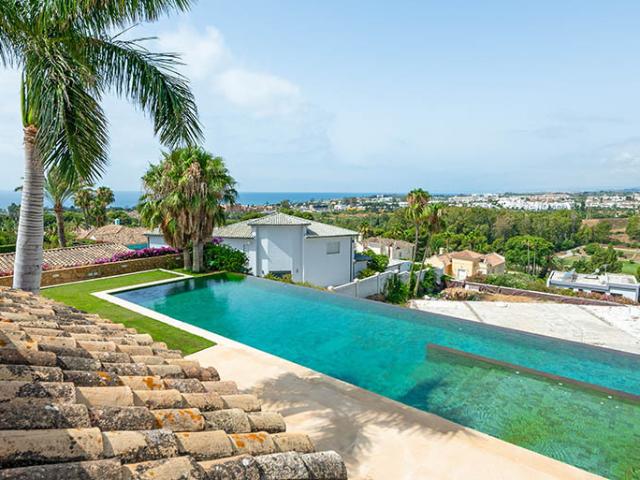 Majestic Villa de 8 dormitorios con vistas panorámicas al mar en El Paraíso, Estepona