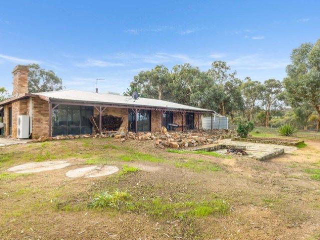 MAKE THIS RURAL LIFESTYLE YOURS