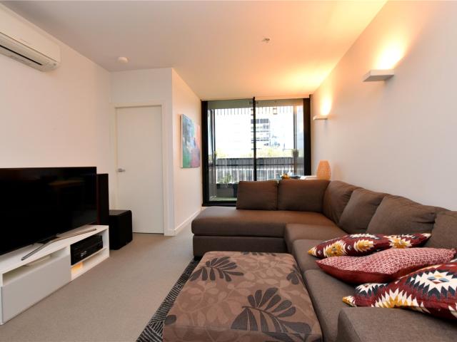 Make Yourself At Home Unfurnished 2 Bedroom Apartment In The Perfect Location!