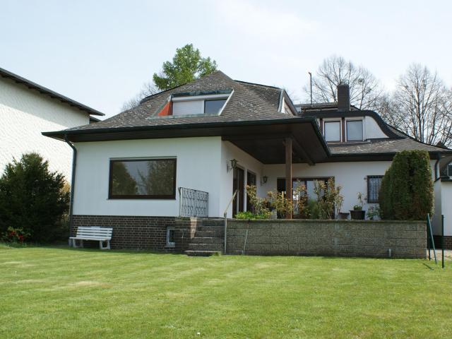 MAKLERFREI Bungalow ZFH mit großem Garten bzw. Neubaureserve