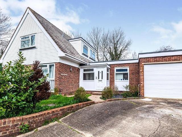 Malt Hill, Surrey TW20 5 bed detached house to rent £3,560 pcm £822 pw