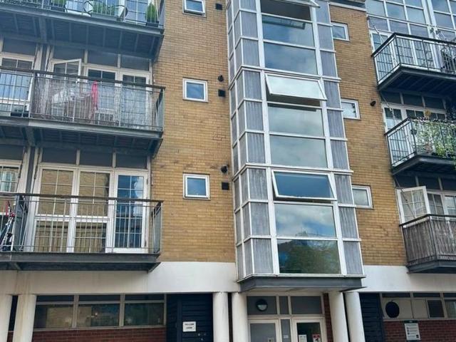 Malt House Place, Romford 2 bed flat to rent £1,650 pcm £381 pw