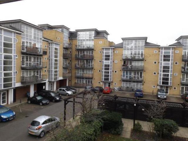 Malt House Place, Romford, RM1 2 bed flat to rent £1,650 pcm £381 pw