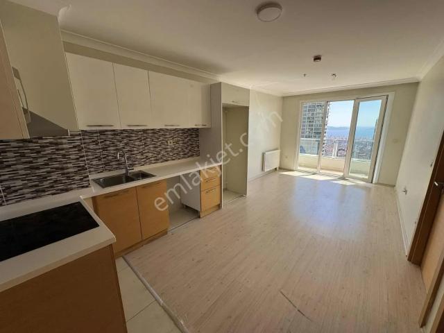 Maltepe Marmaroom Sitesi'nde Deniz Manzaralı Kiralık 1+1 Daire