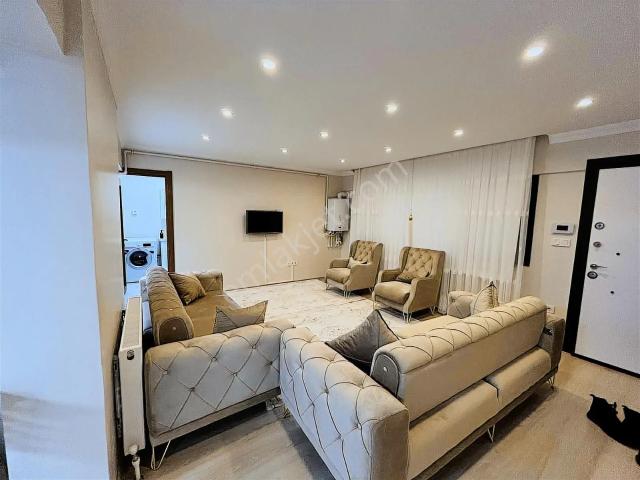 Maltepe Zümrütevlerde Site İçerisinde Geniş Fuull Eşyalı 1+1